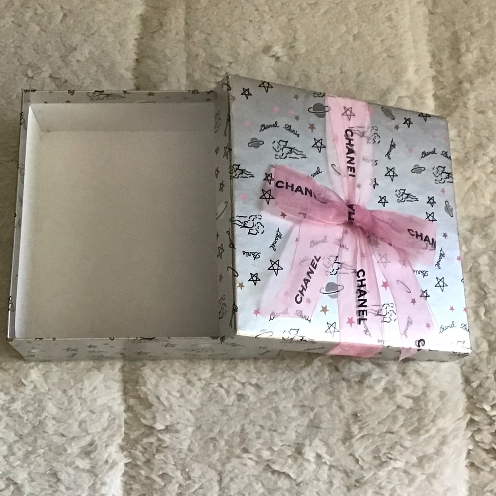 Vintage Chanel Paris Empty Gift Box with Signature Ribbon - Angels and Planets - Picture 10 of 13